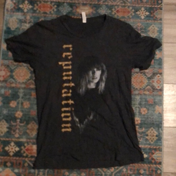 Tops - Taylor swift tour tshirt